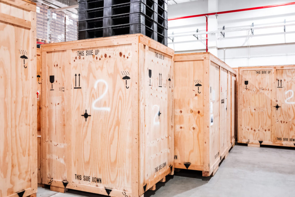 Pakowanie maszyn lub urządzeń o dużych gabarytach – drewniane skrzynki