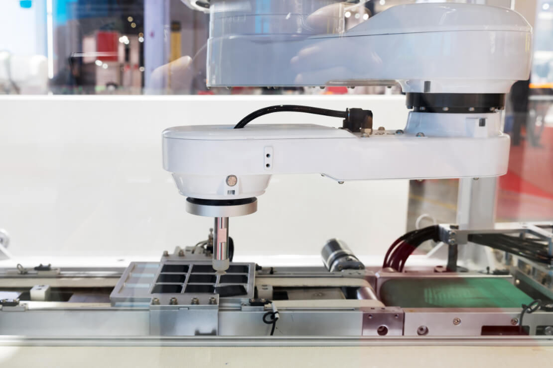 Automatyzacja linii produkcyjnej w strefie czystej – opis realizacji montażu modułu automatyzującego – inrel.pl